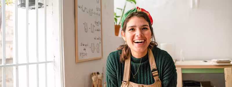 vrouw en man kijken op een notitieblok